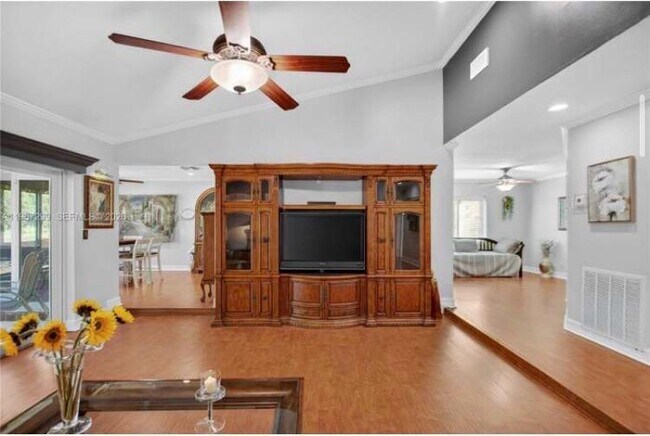 Building Photo - 10681 Greenbriar Ct