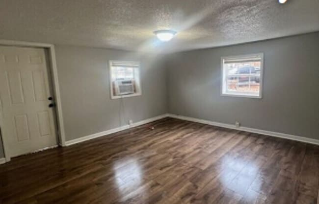 Building Photo - Charming 2BR Home with Large Front Porch & Spacious Kitchen