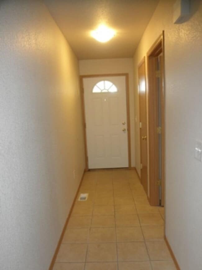 Building Photo - $1,800 Monthly | Centrally Located | 3 Bed...
