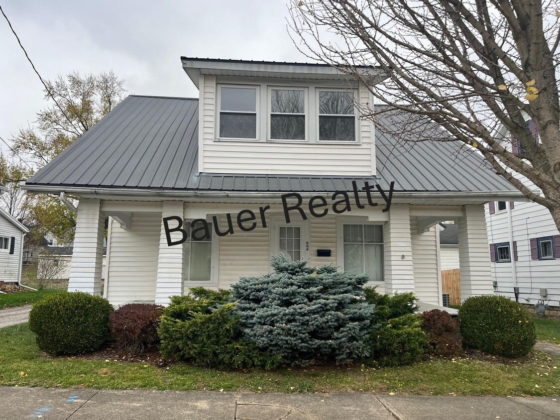 Primary Photo - Beautiful 4 Bedroom on Ashland's South Side