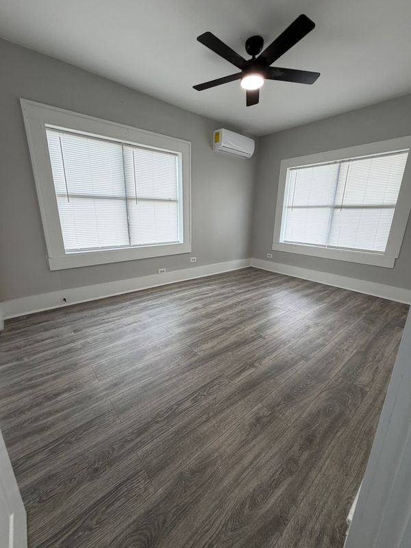Foto del edificio - 219 E 3rd St