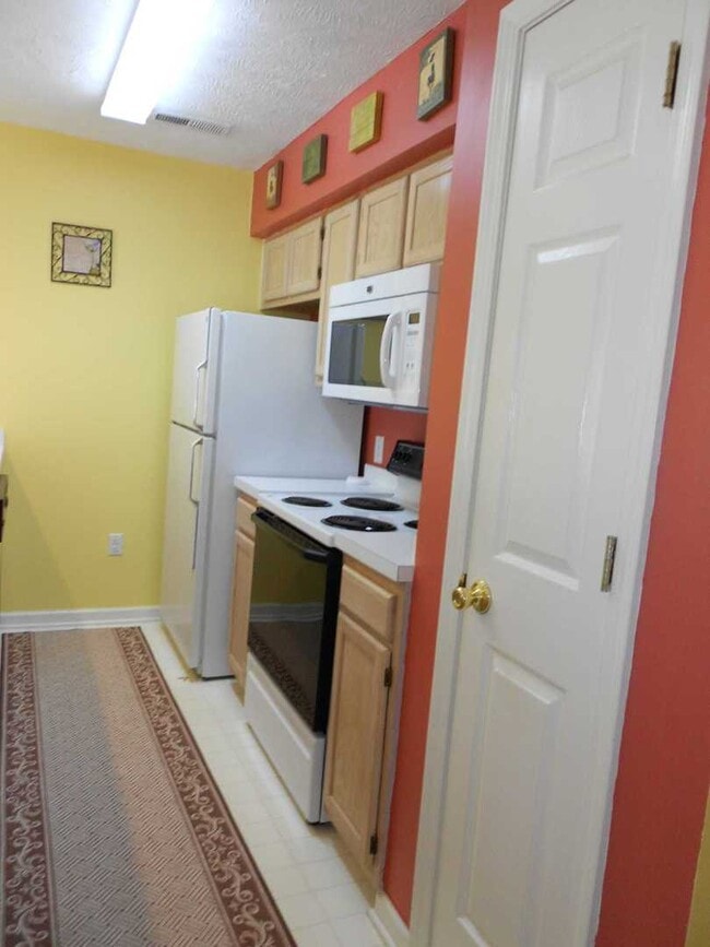 Building Photo - 2nd Floor 1 Bedroom Condo in River Oaks