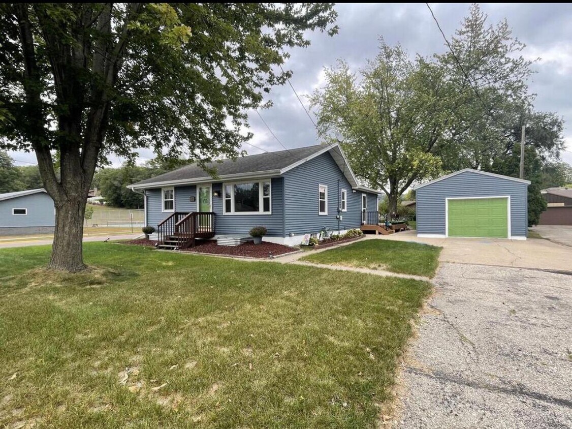 Primary Photo - 618 6th Ave N