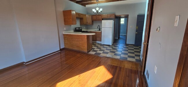 Building Photo - 2 Bedroom Apartment