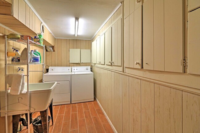 Foto del edificio - 843 Artwood Rd NE