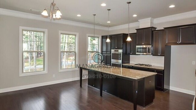 Building Photo - A beautifully designed townhome in the heart of Dunwoody