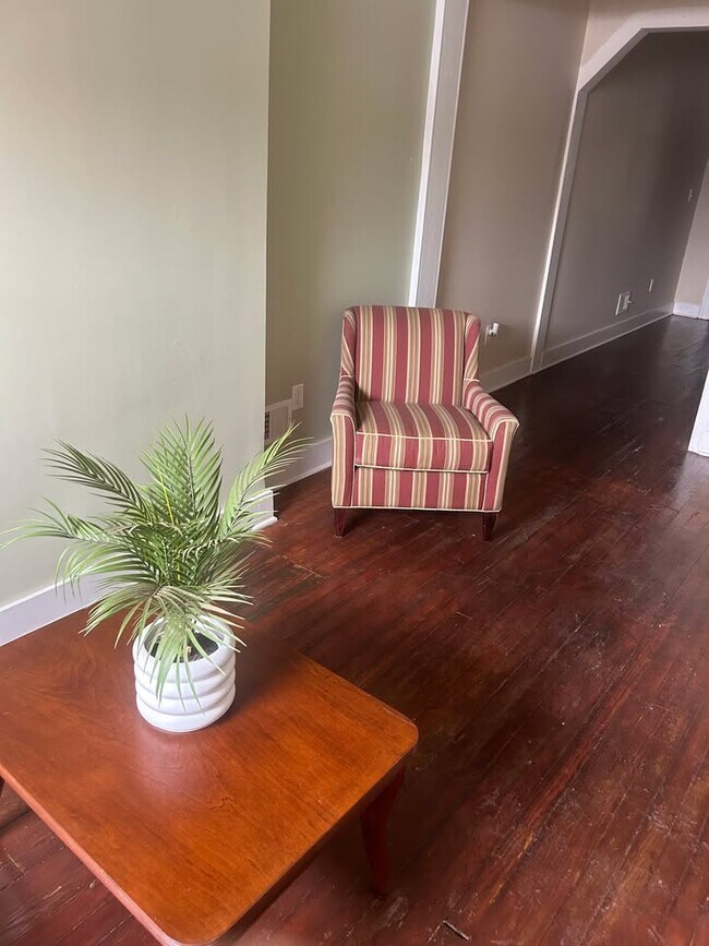 Foto del edificio - 1838 Rutland Ave