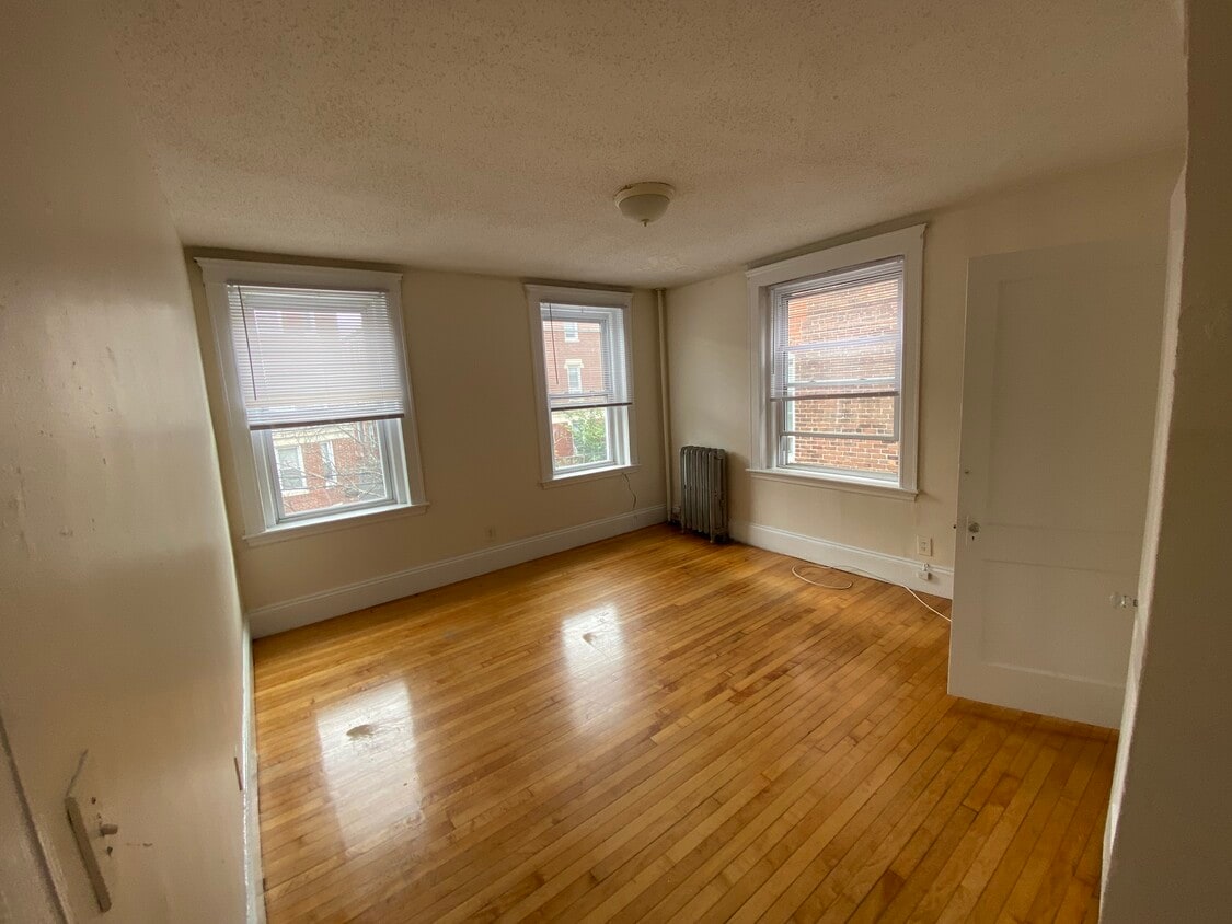 Primary Photo - 10 Barrows St