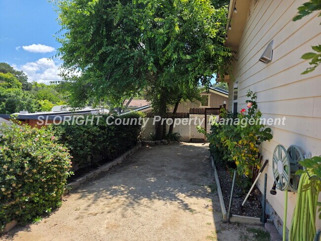 Building Photo - AVAILABLE NOW - 2 Bed/ 1 Bath Atascadero Home