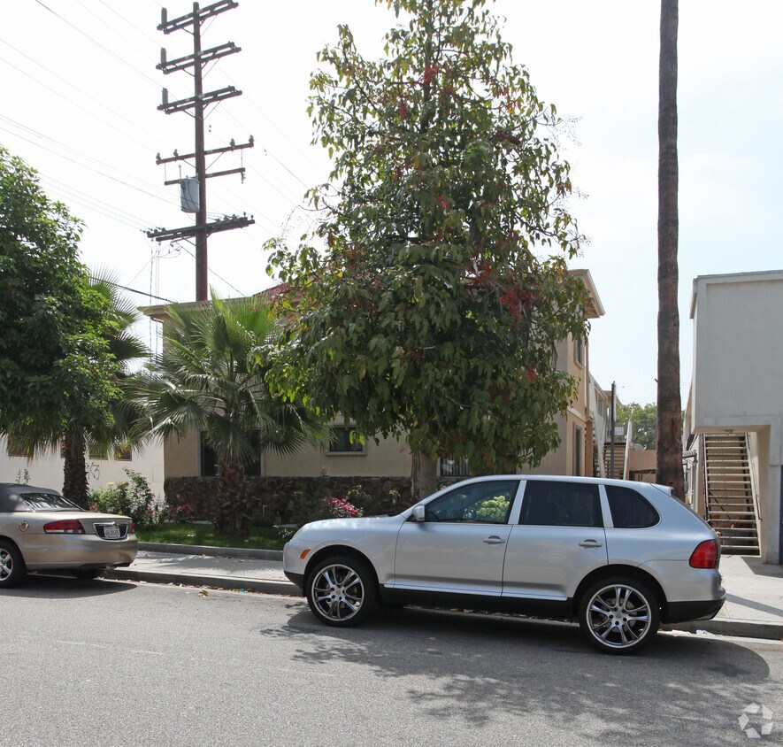 Primary Photo - 1058 Justin Ave