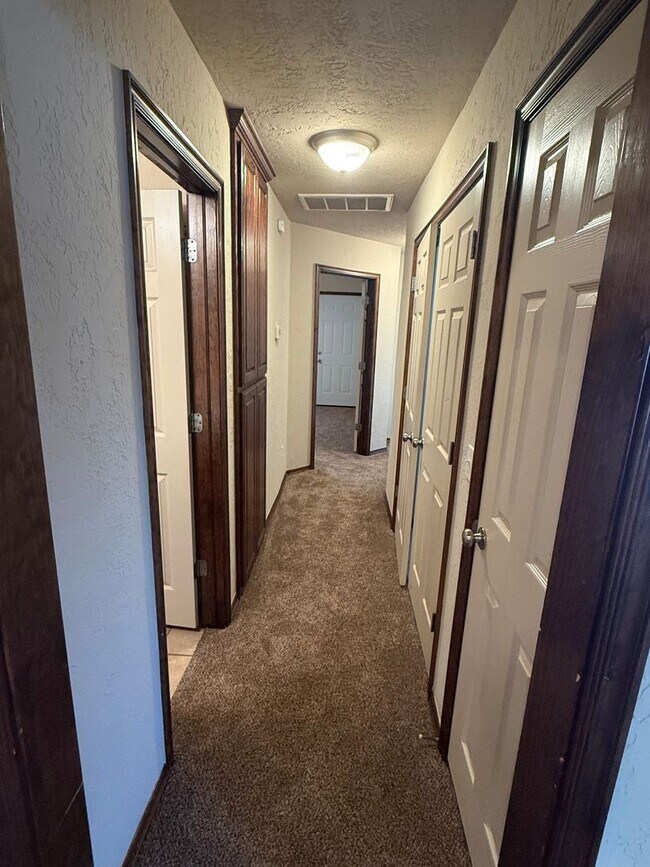Foto del edificio - 3 bed duplex. New carpet, great kitchen Island and a fenced backyard in Moore schools!