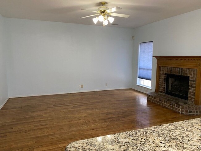 Foto del edificio - Two-Story Home, 4-5 bedrooms, 2.5 bathroom...