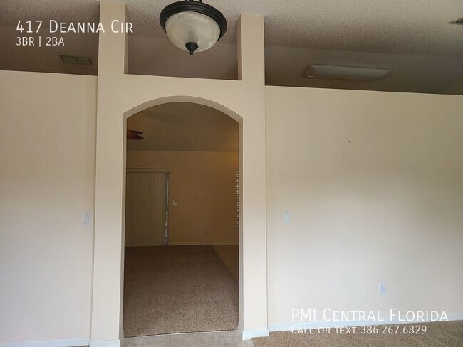 Building Photo - Deland 3BR 2 Bath Split Plan