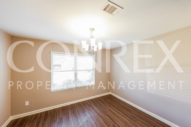 Building Photo - Charming Three Bedroom with Fenced Backyard!