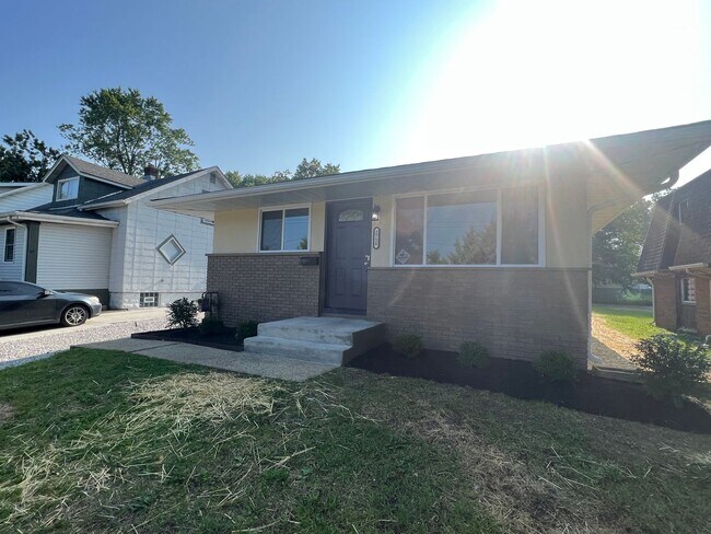 Building Photo - Renovated Spacious 4 Bedroom Home Available for Pre-Lease!