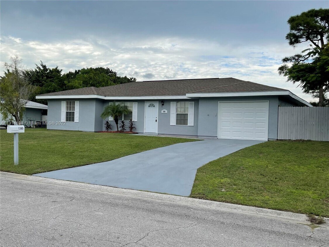 1385 SE Oakmont Ln, Port Saint Lucie, FL 34952 House Rental in Port
