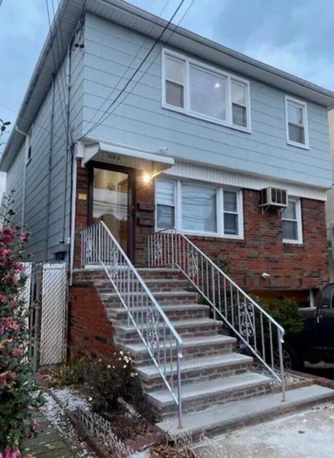 Building Photo - 121 Mallory Ave