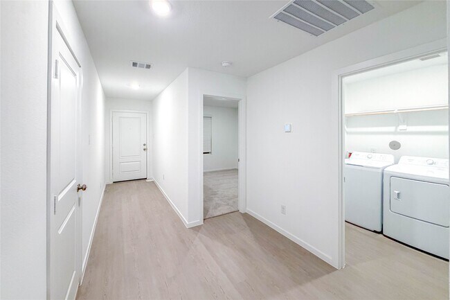 Building Photo - 3005 Highbank Dr