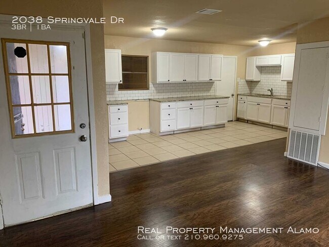 Foto del edificio - 2038 Springvale Dr