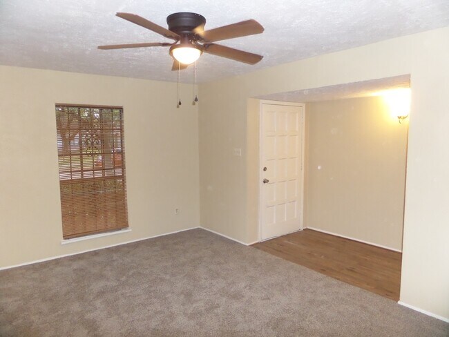 Building Photo - 14611 Leacrest Dr