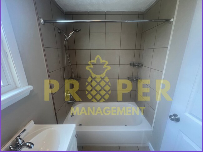 Building Photo - Large 3 bedroom 1 bathroom house for rent ...