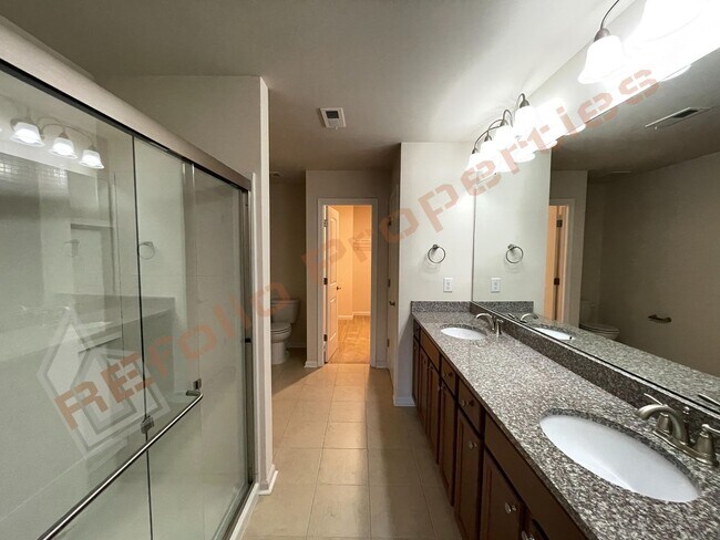 Foto del edificio - Beautiful 3 Bedroom, 2.5 Bathroom Townhome...