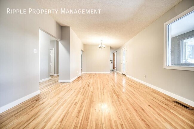Photo du bâtiment - Modern 3 Beds, 2 Baths Main Floor/ Upper |...