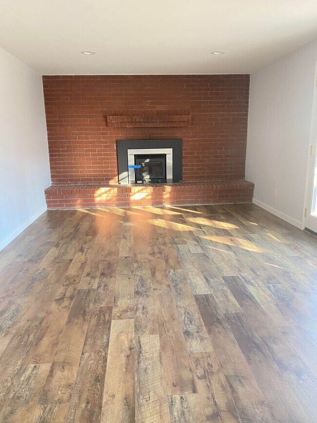 Building Photo - Large 5 Bedroom off of Mayberry Dr.