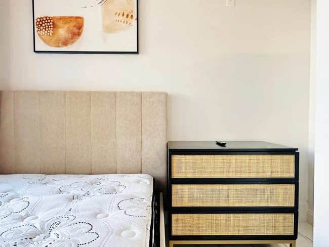 Foto del edificio - Furnished room/NOT APARTMENT