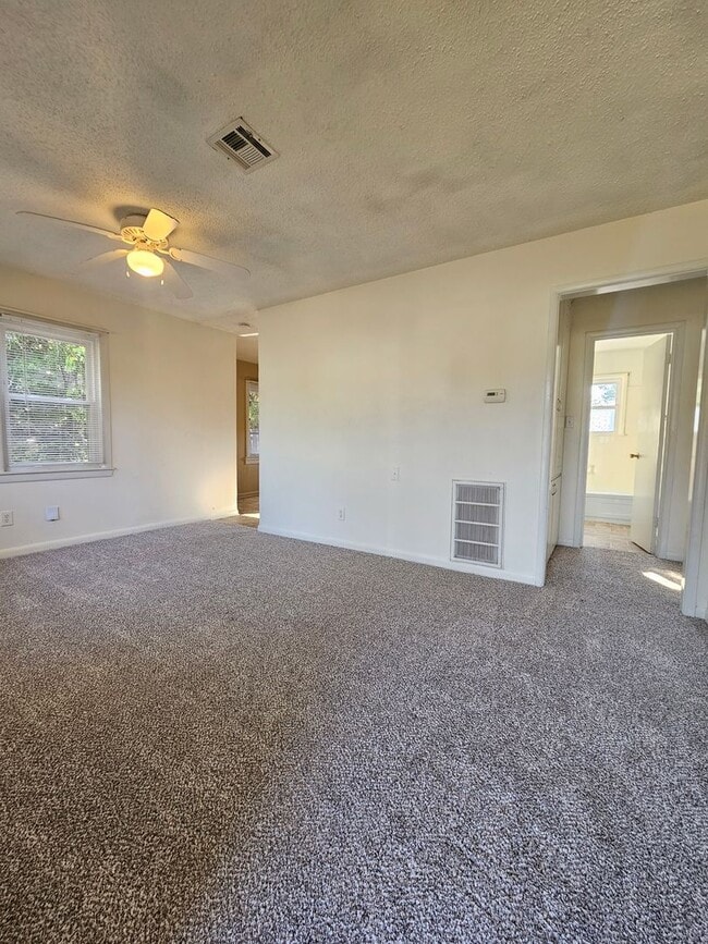 Building Photo - Reduced! (2) Bed/(1) Bath Avail NOW!