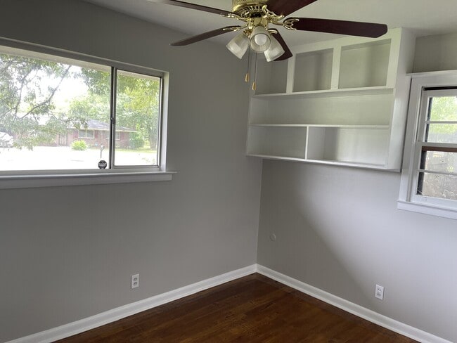 Building Photo - 4625 Sunshine Dr