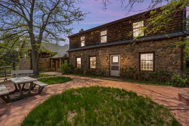 Foto del edificio - 850 Shelton Rd