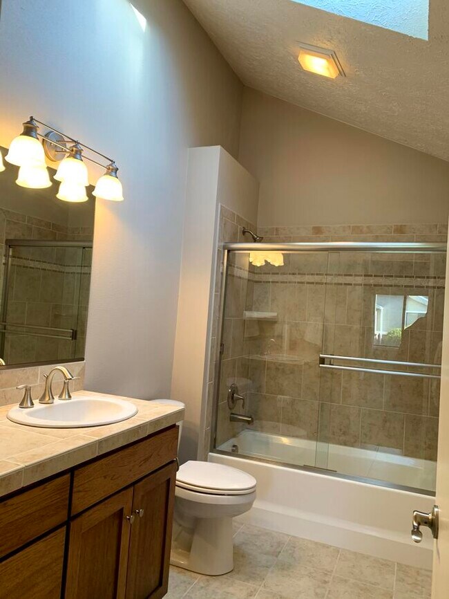 Building Photo - 1218 E 30th Ave