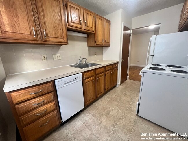 Building Photo - 11 Brattle Dr