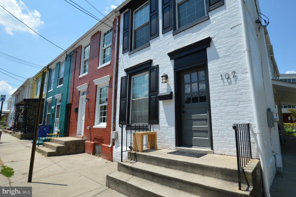 Primary Photo - 109 Water St