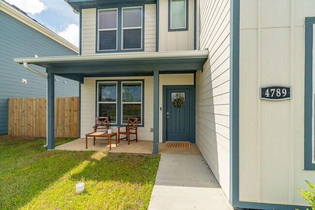 Foto del edificio - Immaculate 4-bedroom 3.5 bath Home in Fayetteville! Pre-Leasing for Fall Semester!