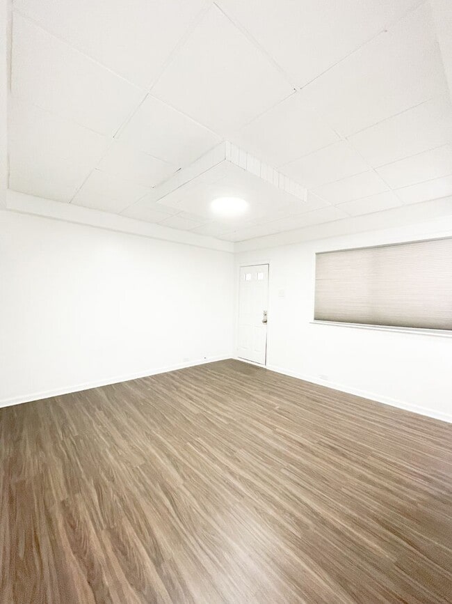 Building Photo - AVAILABLE MAY 2024 - DO NOT MISS OUT ON TH...