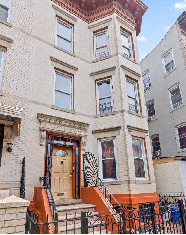 Primary Photo - 1376 Jefferson Ave