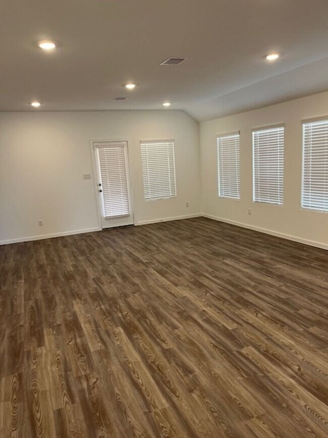 Foto del edificio - Charming 4BR Brand New House in League City