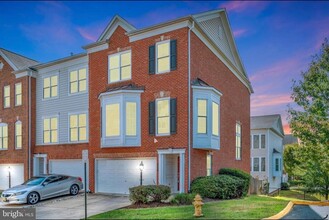 Building Photo - 2433 Brookmoor Ln