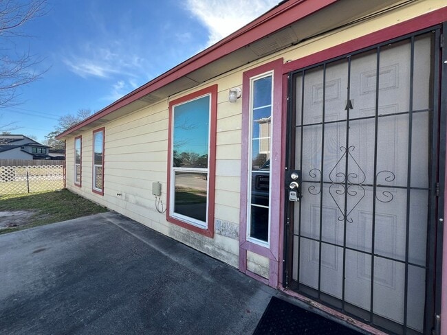 Building Photo - 3-Bedroom, 2-Bathroom Duplex in A Convenie...