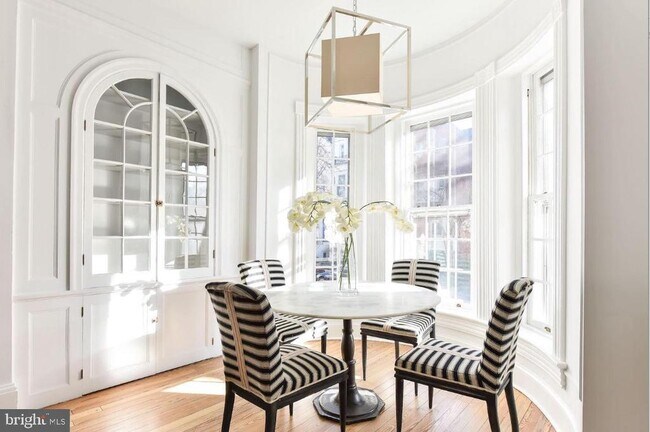Foto del edificio - 2025 Hillyer Pl NW