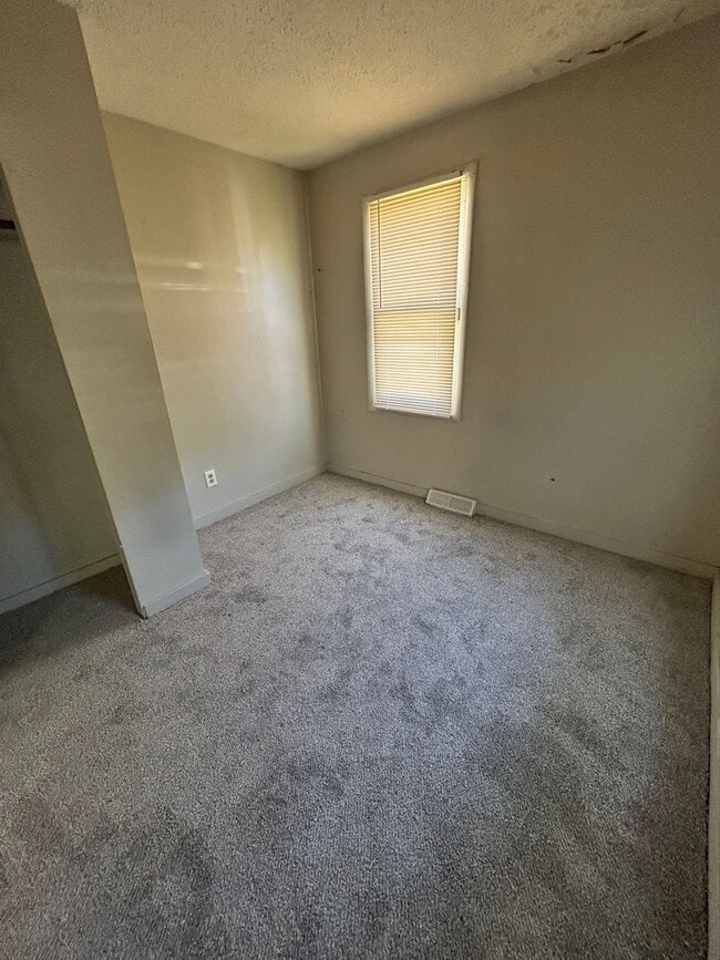 Building Photo - 3 bed 1 bath