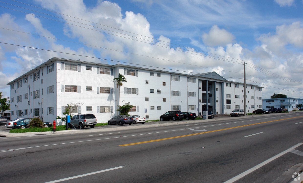 Primary Photo - White House Apartments