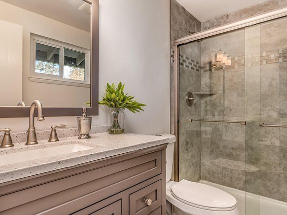 Foto principal - 13649 Torrey Pines Dr
