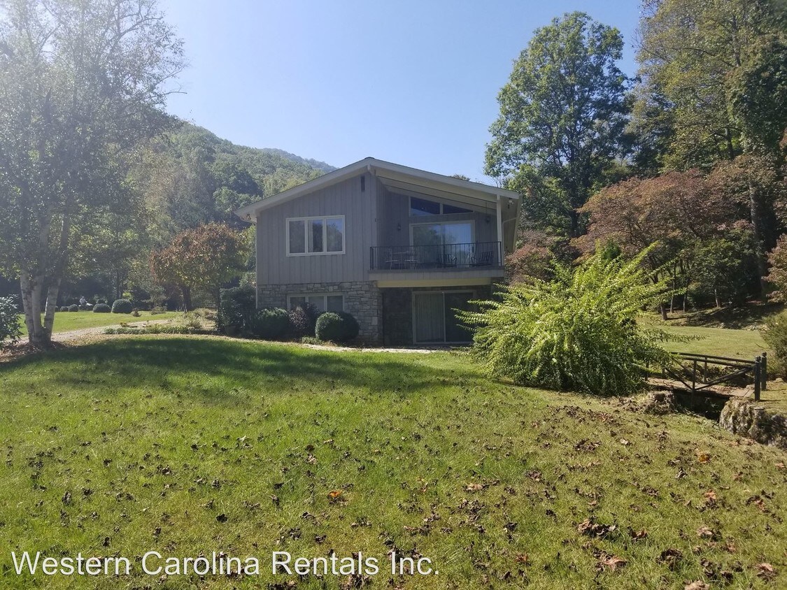 Primary Photo - 4 br, 3 bath House - 31 Greenbrier Dr.