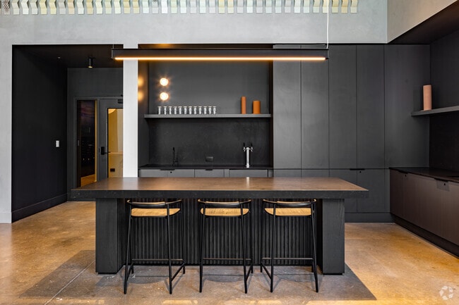 Bar salón - Straits Row