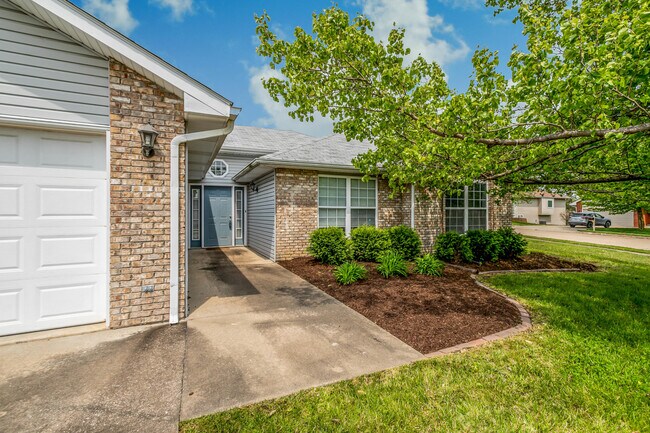 Building Photo - 3815 Blue Cedar Ln