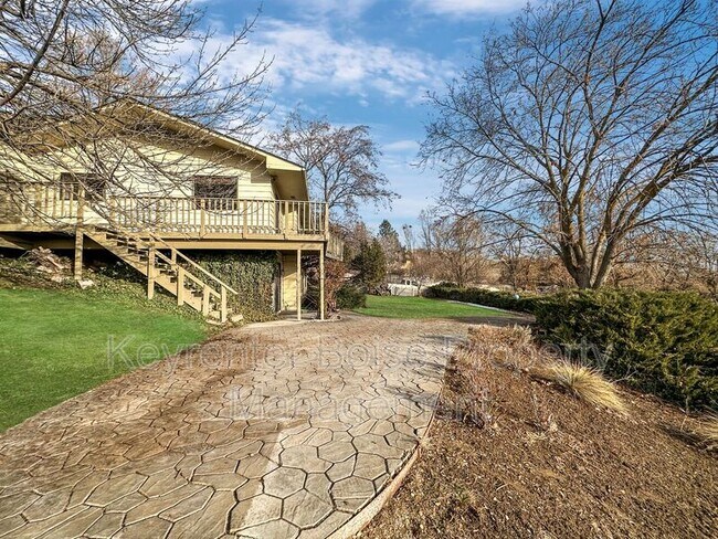 Building Photo - 6070 W Hill Rd