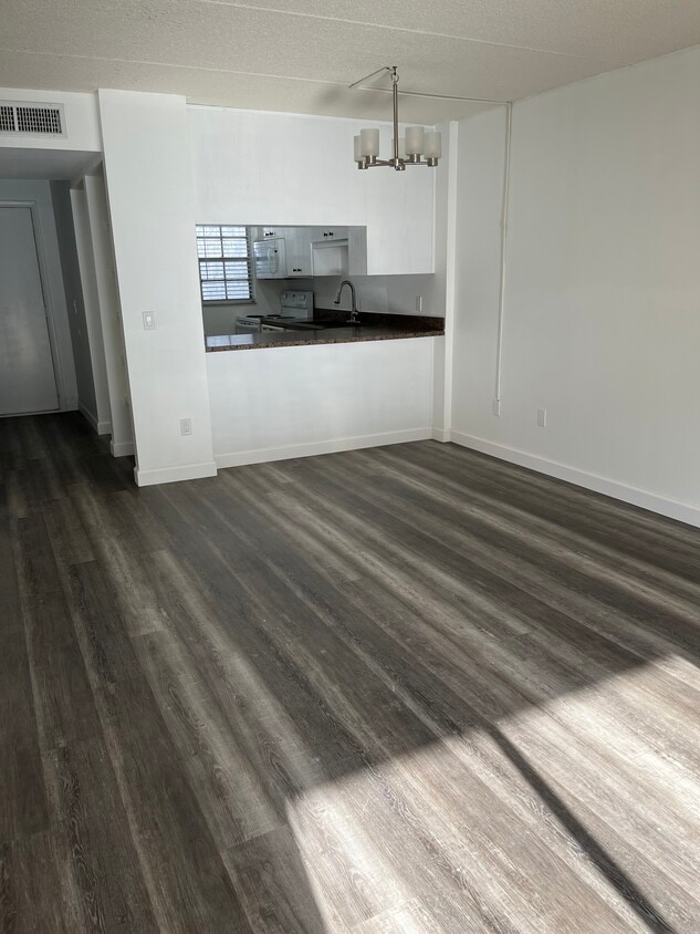 Primary Photo - 3803 N Oak Dr